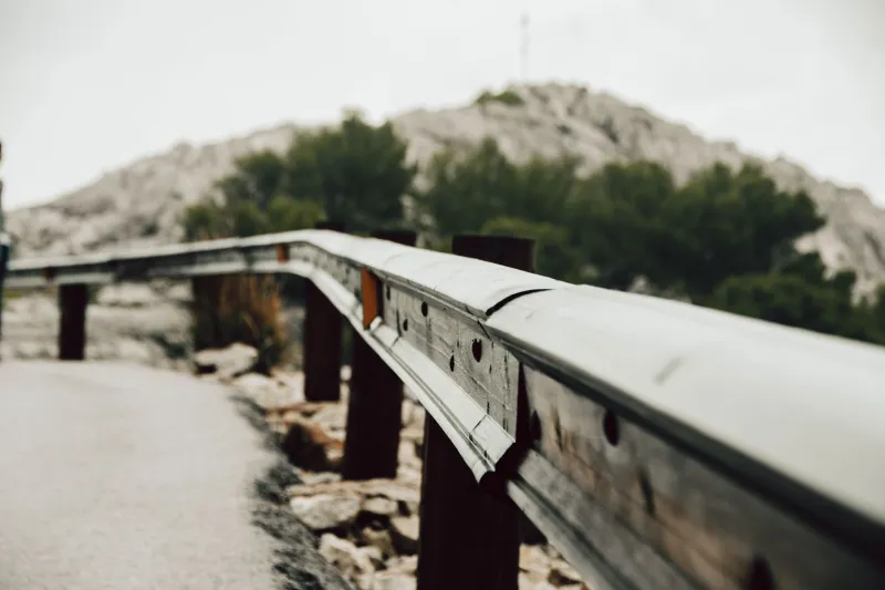 The Strip of Steel That Quietly Stopped a Million Crashes: Inside the Unlikely Story of the Highway Guardrail